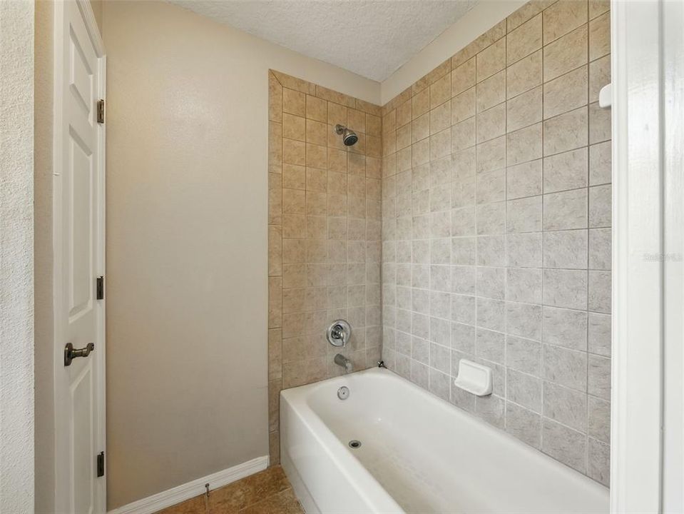 合同活跃: $575,000 (5 贝兹, 4 浴室, 4094 平方英尺)