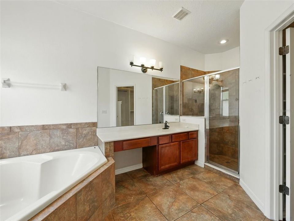 合同活跃: $575,000 (5 贝兹, 4 浴室, 4094 平方英尺)