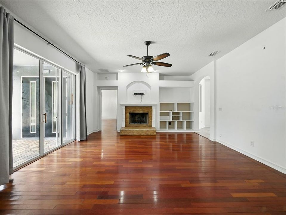 合同活跃: $575,000 (5 贝兹, 4 浴室, 4094 平方英尺)