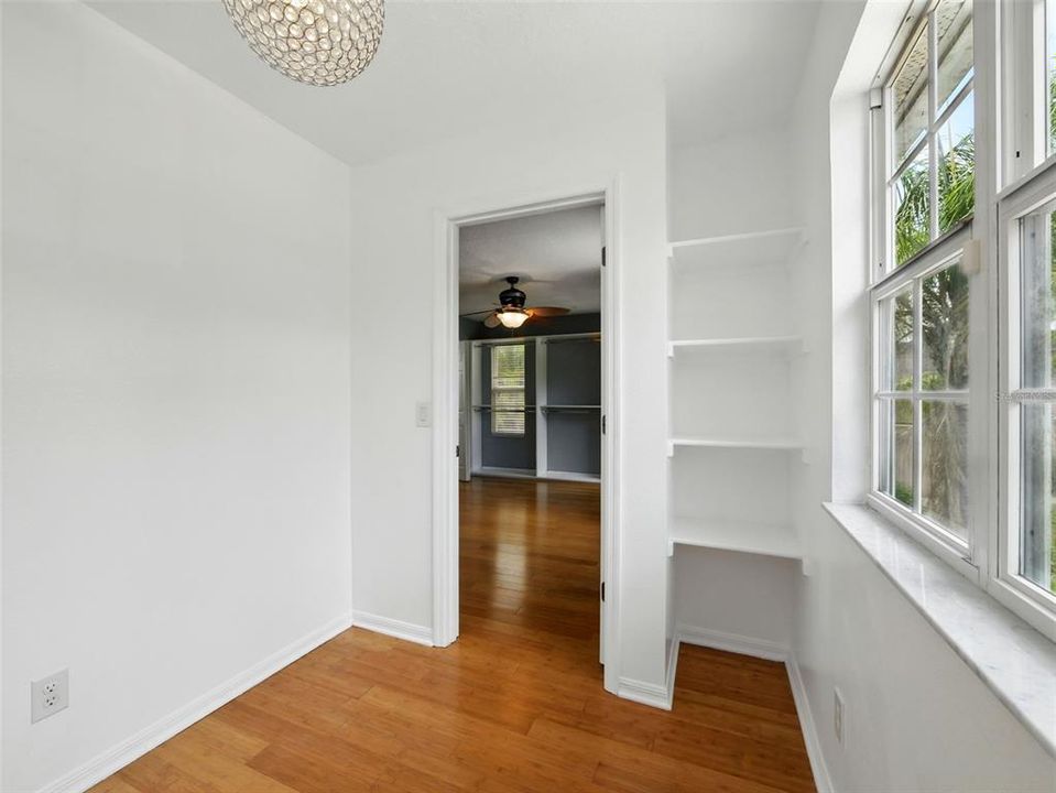 合同活跃: $575,000 (5 贝兹, 4 浴室, 4094 平方英尺)