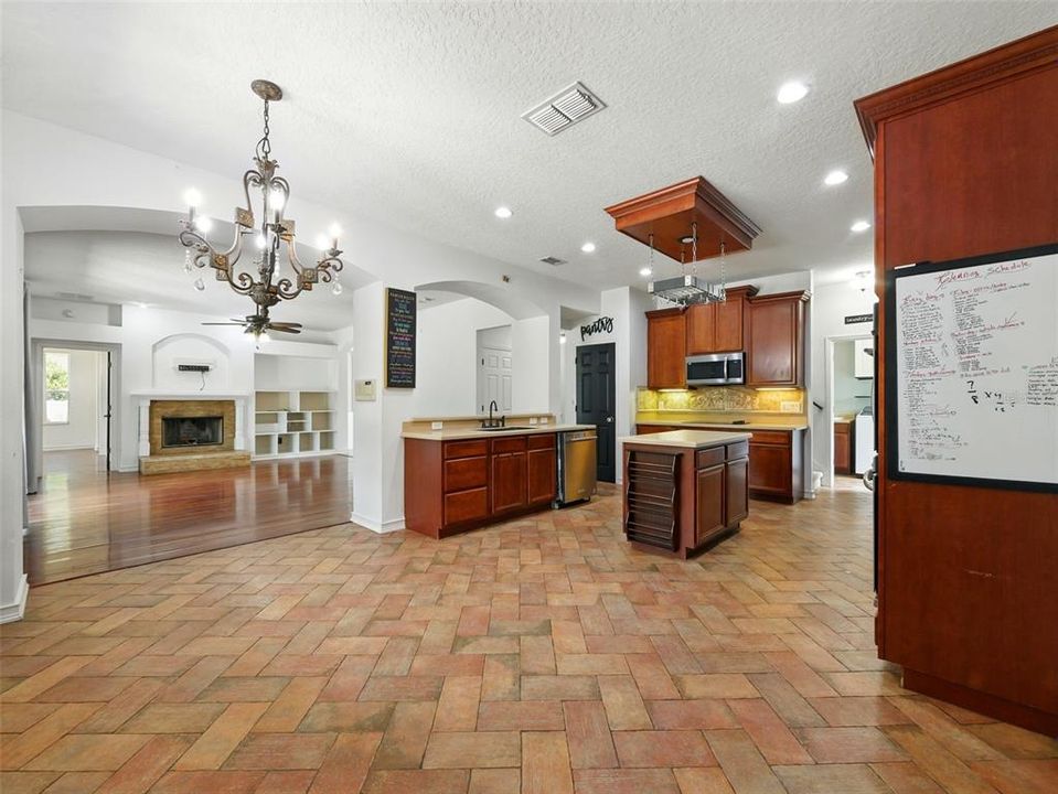 合同活跃: $575,000 (5 贝兹, 4 浴室, 4094 平方英尺)