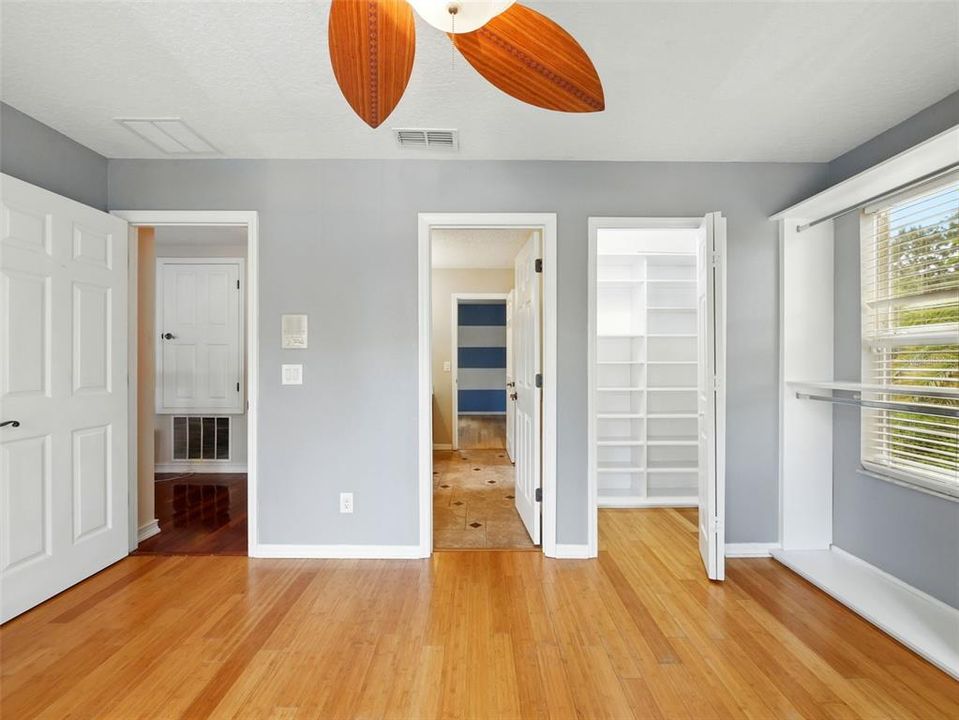 合同活跃: $575,000 (5 贝兹, 4 浴室, 4094 平方英尺)