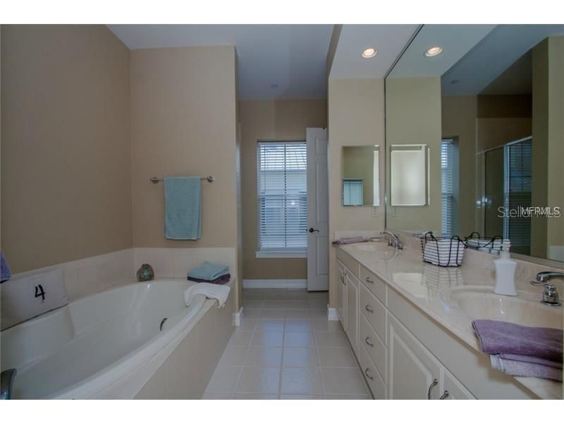 For Rent: $2,895 (2 beds, 2 baths, 1429 Square Feet)