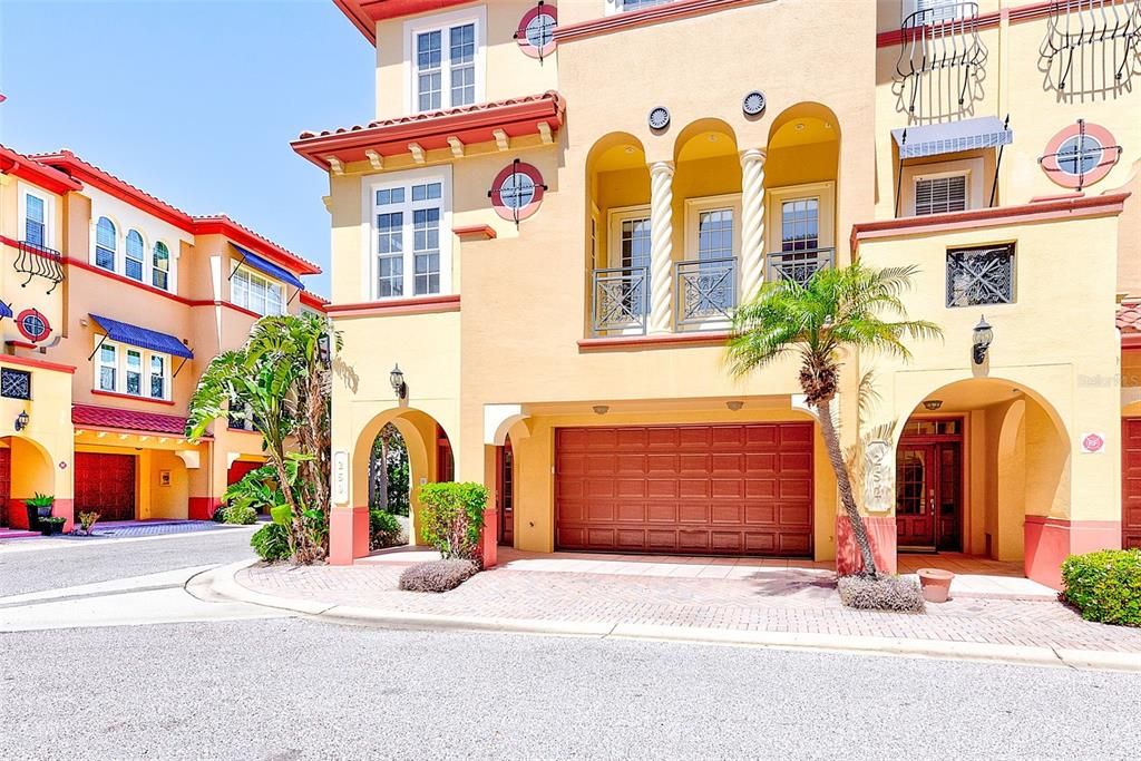 最近售出: $1,050,000 (4 贝兹, 3 浴室, 3050 平方英尺)