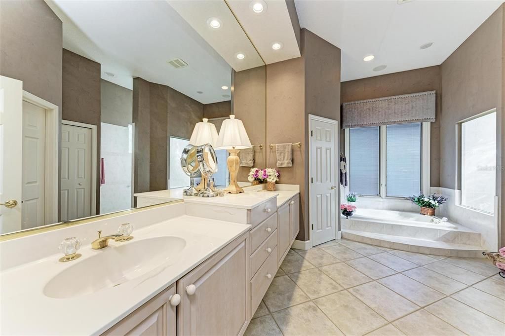 Active With Contract: $875,000 (3 beds, 3 baths, 2570 Square Feet)