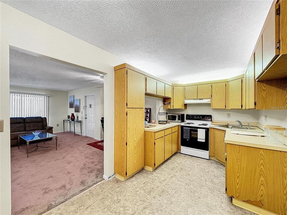 Под контрактом: $160,000 (2 спален, 2 ванн, 1038 Квадратных фут)