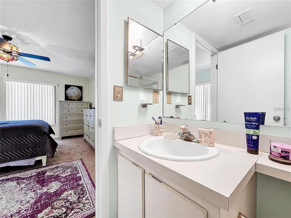 Под контрактом: $160,000 (2 спален, 2 ванн, 1038 Квадратных фут)