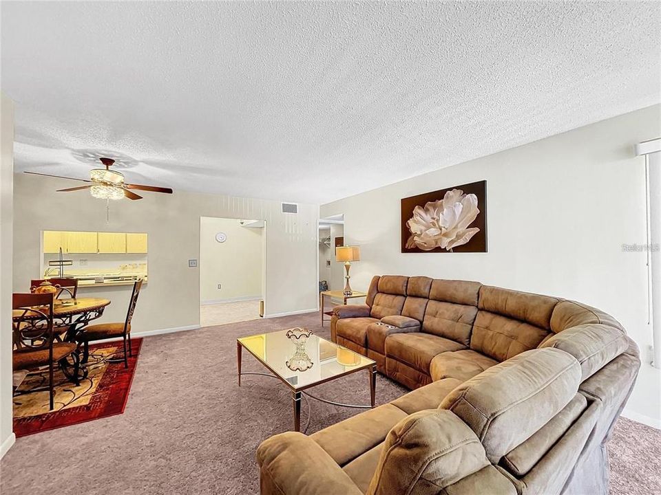 Под контрактом: $160,000 (2 спален, 2 ванн, 1038 Квадратных фут)