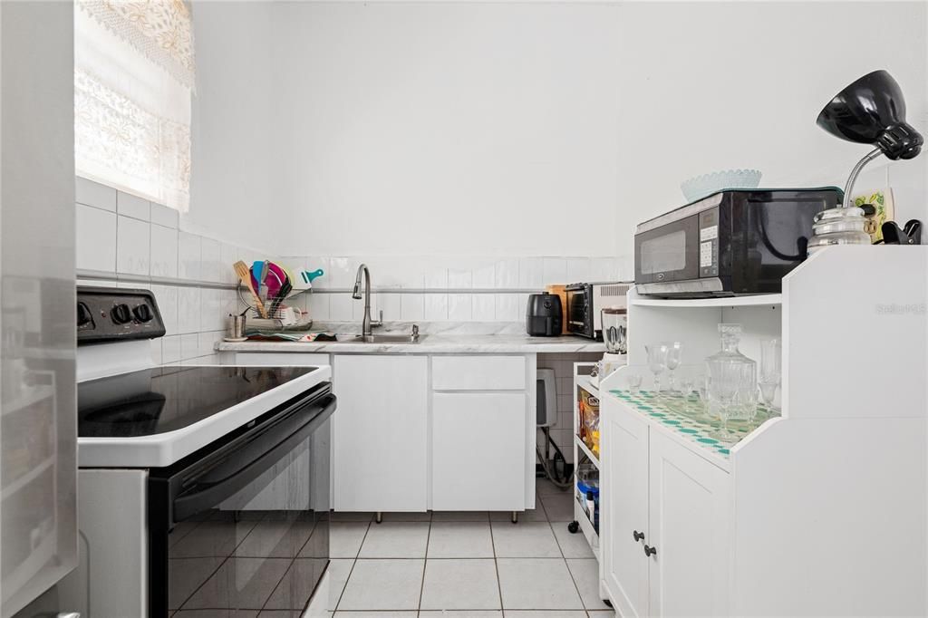 Под контрактом: $400,000 (6 спален, 4 ванн, 2100 Квадратных фут)