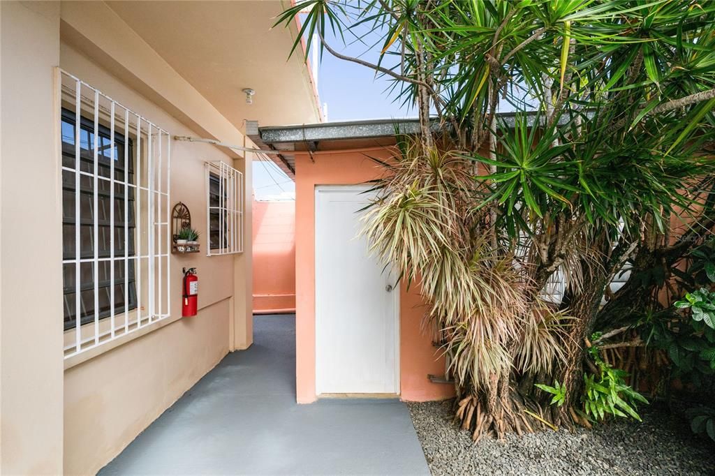 Под контрактом: $400,000 (6 спален, 4 ванн, 2100 Квадратных фут)