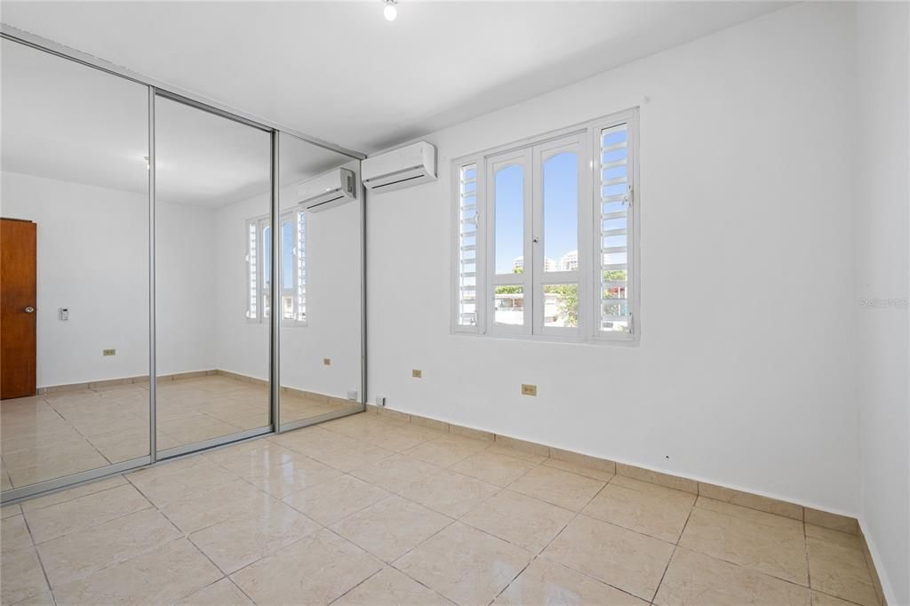 Под контрактом: $400,000 (6 спален, 4 ванн, 2100 Квадратных фут)