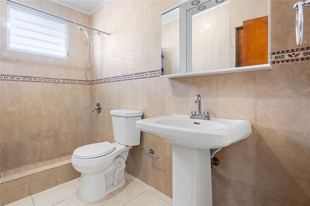 Под контрактом: $400,000 (6 спален, 4 ванн, 2100 Квадратных фут)