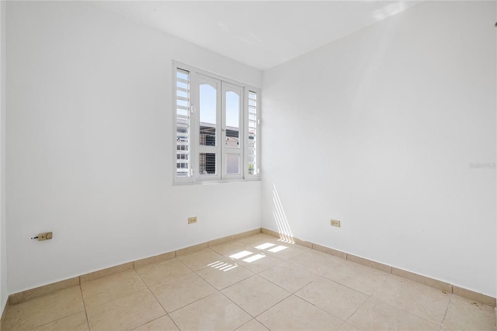 Под контрактом: $400,000 (6 спален, 4 ванн, 2100 Квадратных фут)