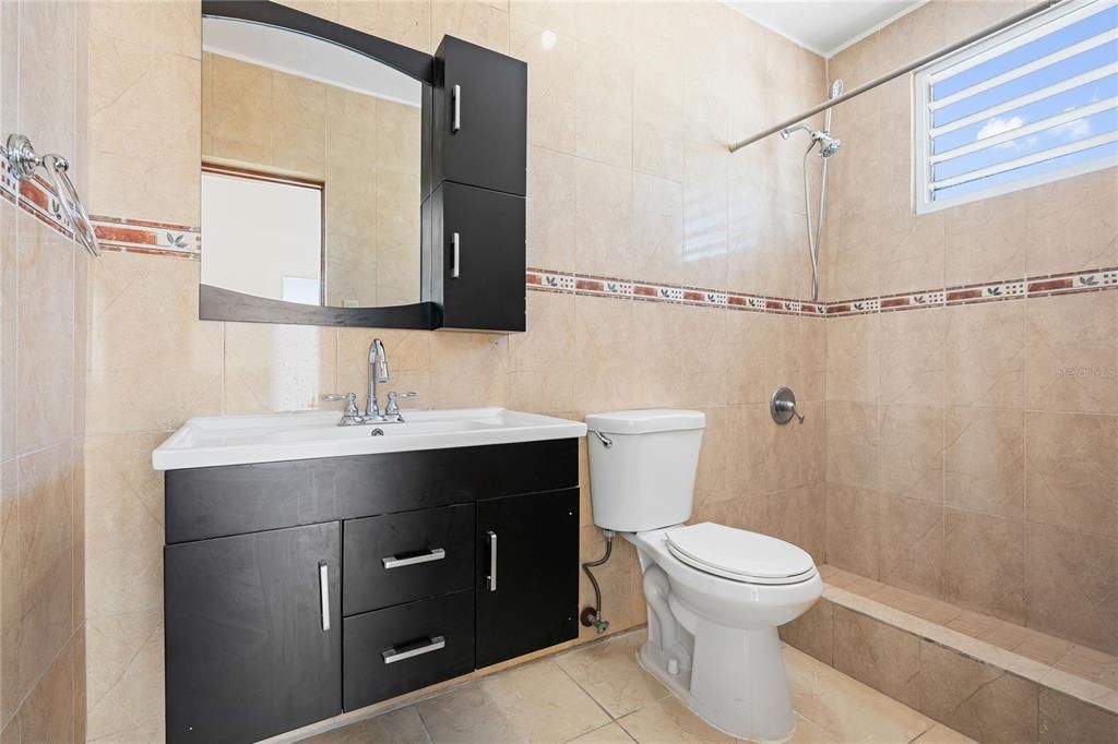 Под контрактом: $400,000 (6 спален, 4 ванн, 2100 Квадратных фут)