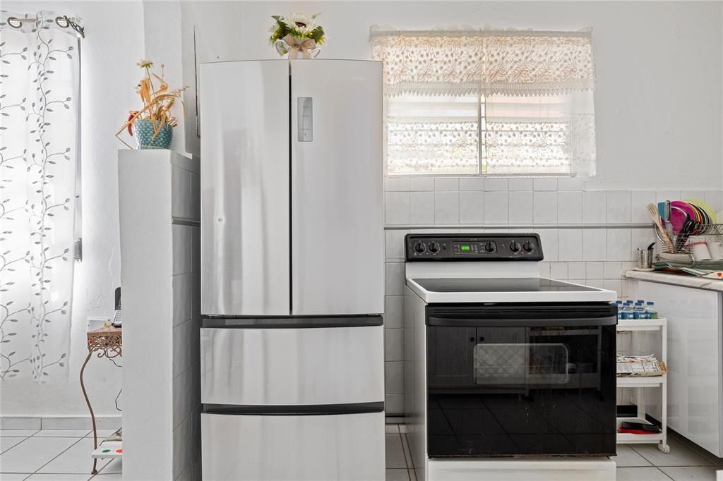 Под контрактом: $400,000 (6 спален, 4 ванн, 2100 Квадратных фут)