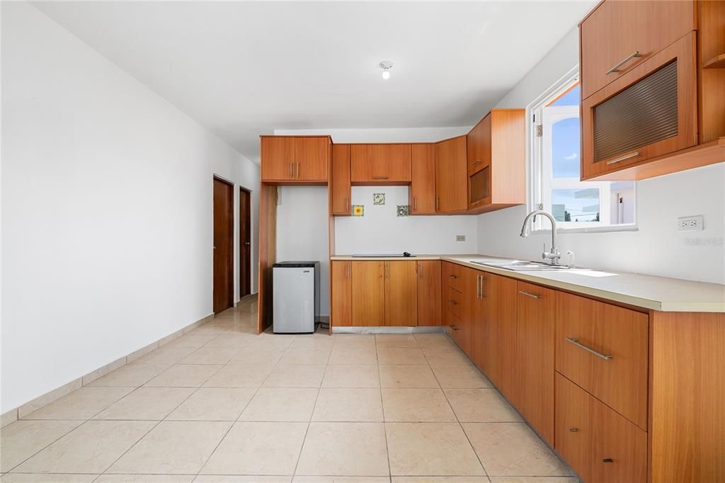 Под контрактом: $400,000 (6 спален, 4 ванн, 2100 Квадратных фут)