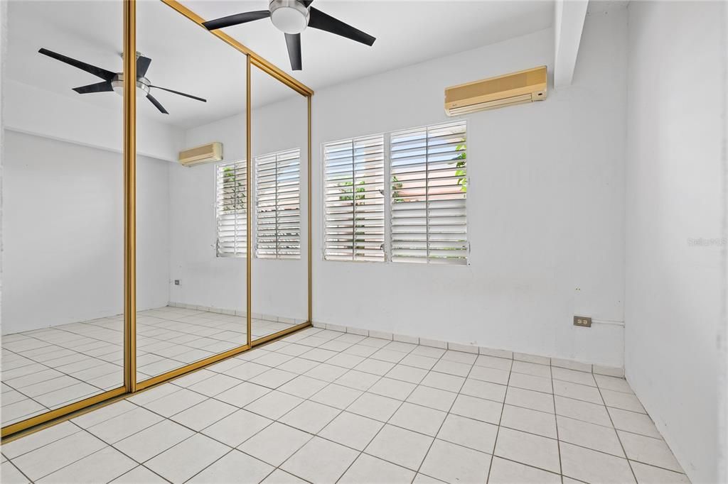 Под контрактом: $400,000 (6 спален, 4 ванн, 2100 Квадратных фут)