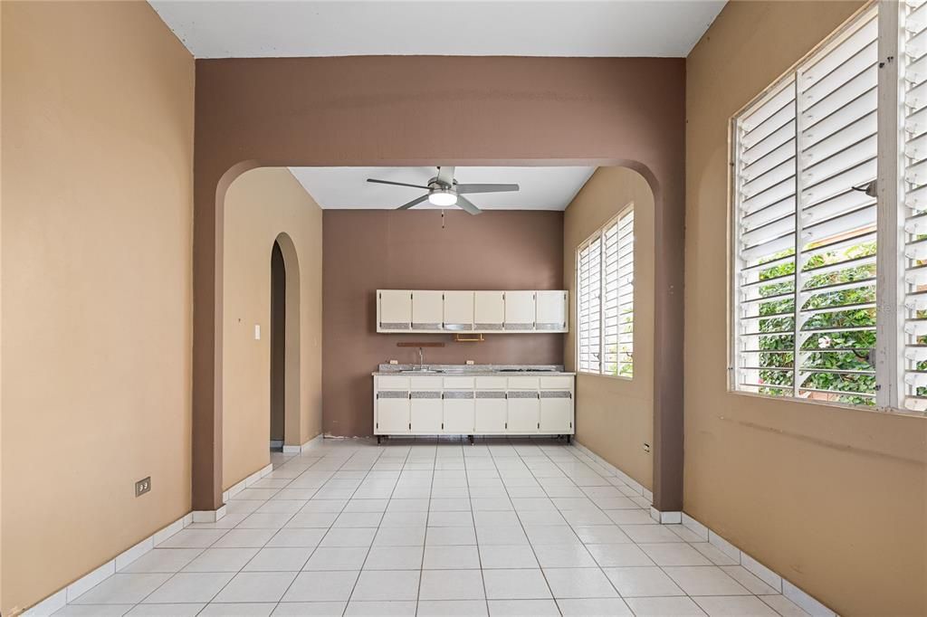 Под контрактом: $400,000 (6 спален, 4 ванн, 2100 Квадратных фут)