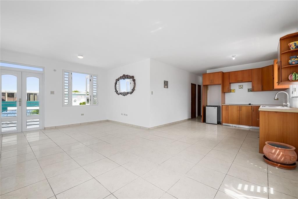 Под контрактом: $400,000 (6 спален, 4 ванн, 2100 Квадратных фут)