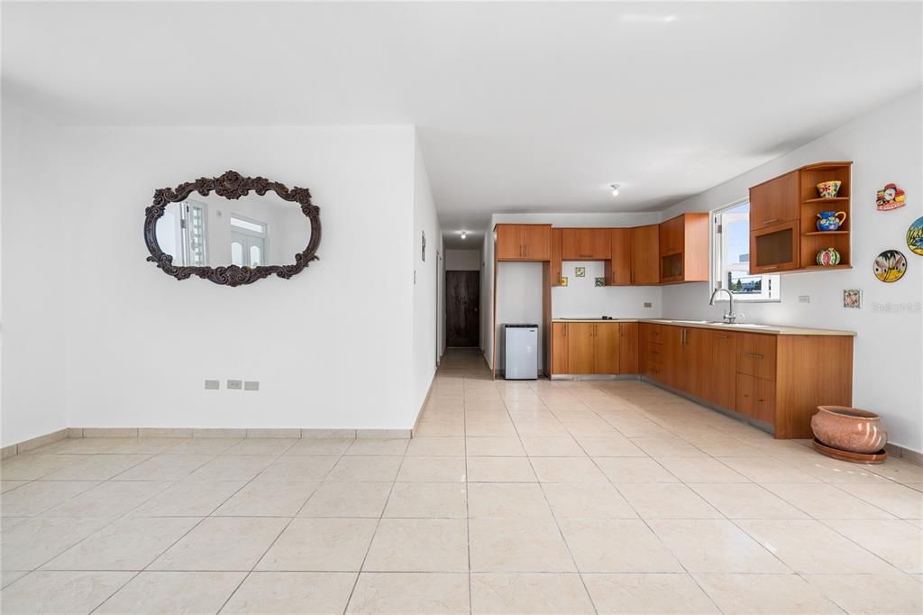 Под контрактом: $400,000 (6 спален, 4 ванн, 2100 Квадратных фут)