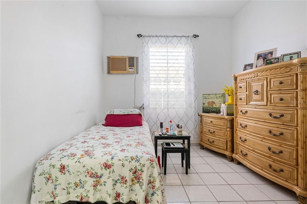 Под контрактом: $400,000 (6 спален, 4 ванн, 2100 Квадратных фут)