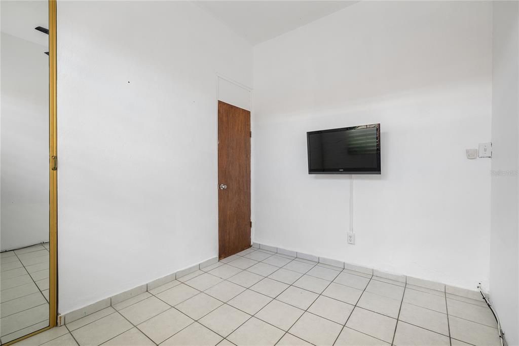 Под контрактом: $400,000 (6 спален, 4 ванн, 2100 Квадратных фут)