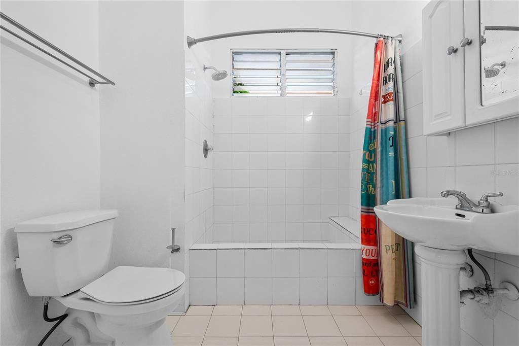 Под контрактом: $400,000 (6 спален, 4 ванн, 2100 Квадратных фут)