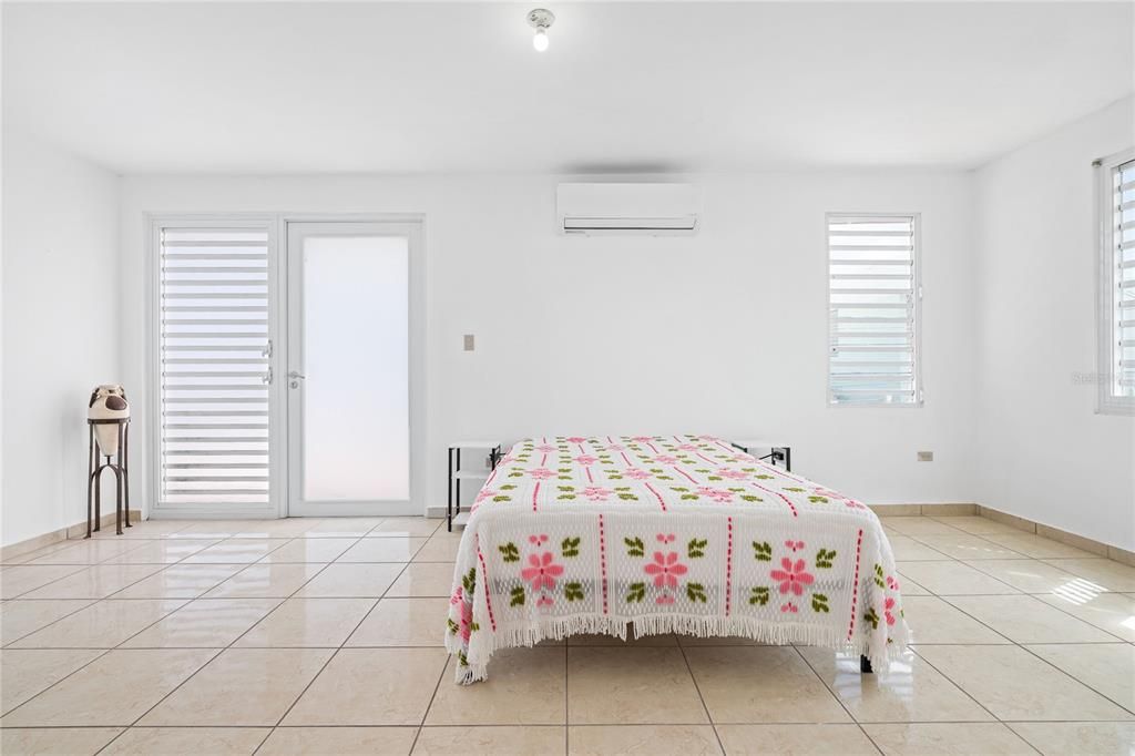 Под контрактом: $400,000 (6 спален, 4 ванн, 2100 Квадратных фут)