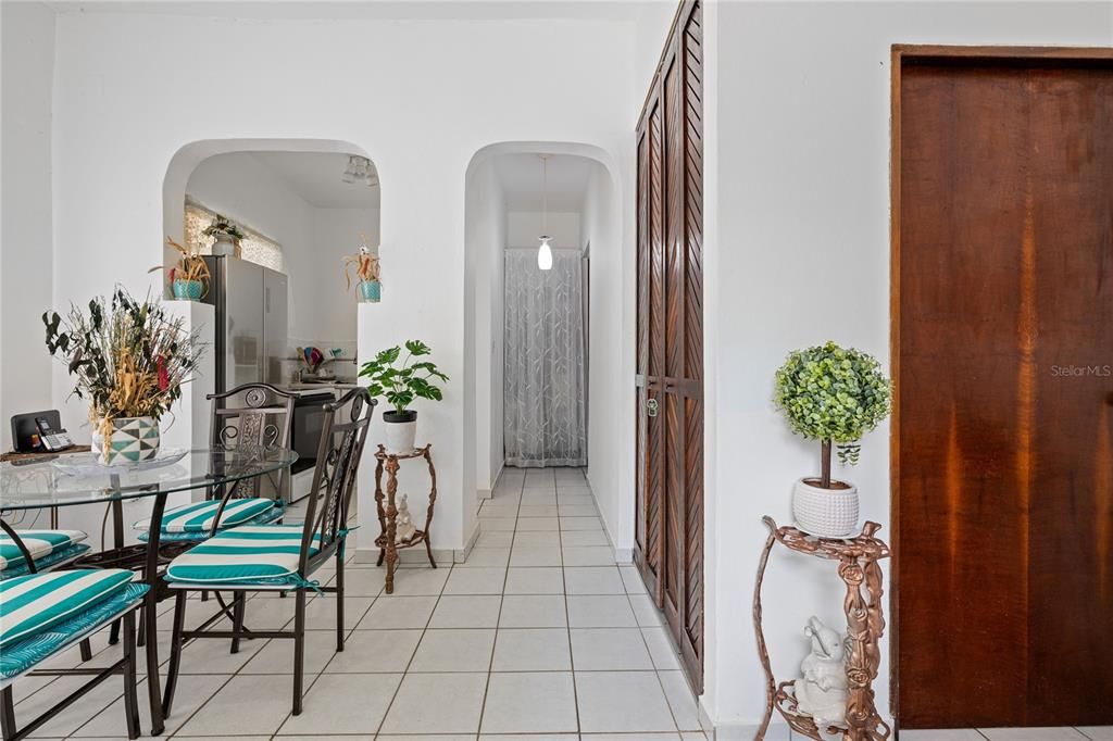 Под контрактом: $400,000 (6 спален, 4 ванн, 2100 Квадратных фут)