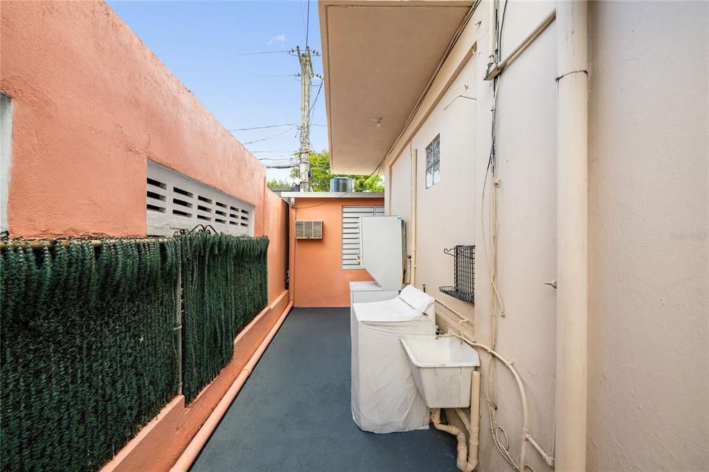 Под контрактом: $400,000 (6 спален, 4 ванн, 2100 Квадратных фут)