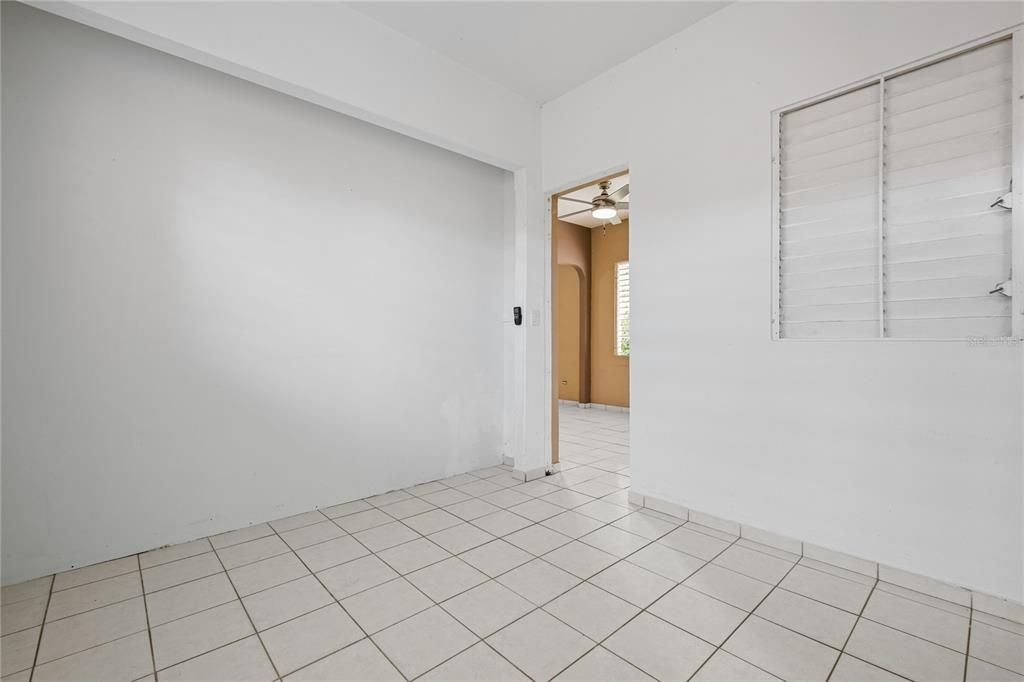 Под контрактом: $400,000 (6 спален, 4 ванн, 2100 Квадратных фут)