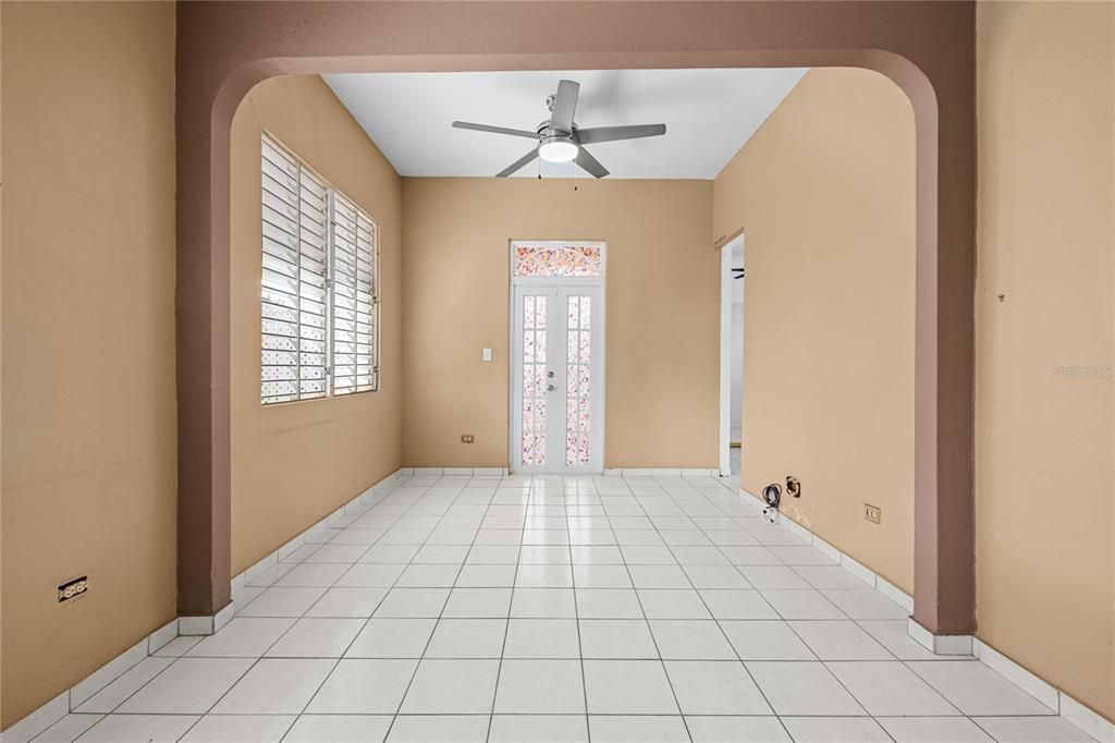 Под контрактом: $400,000 (6 спален, 4 ванн, 2100 Квадратных фут)