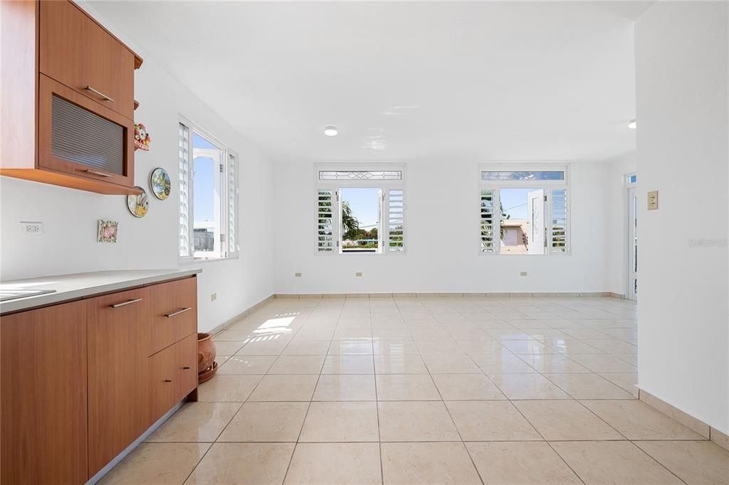 Под контрактом: $400,000 (6 спален, 4 ванн, 2100 Квадратных фут)