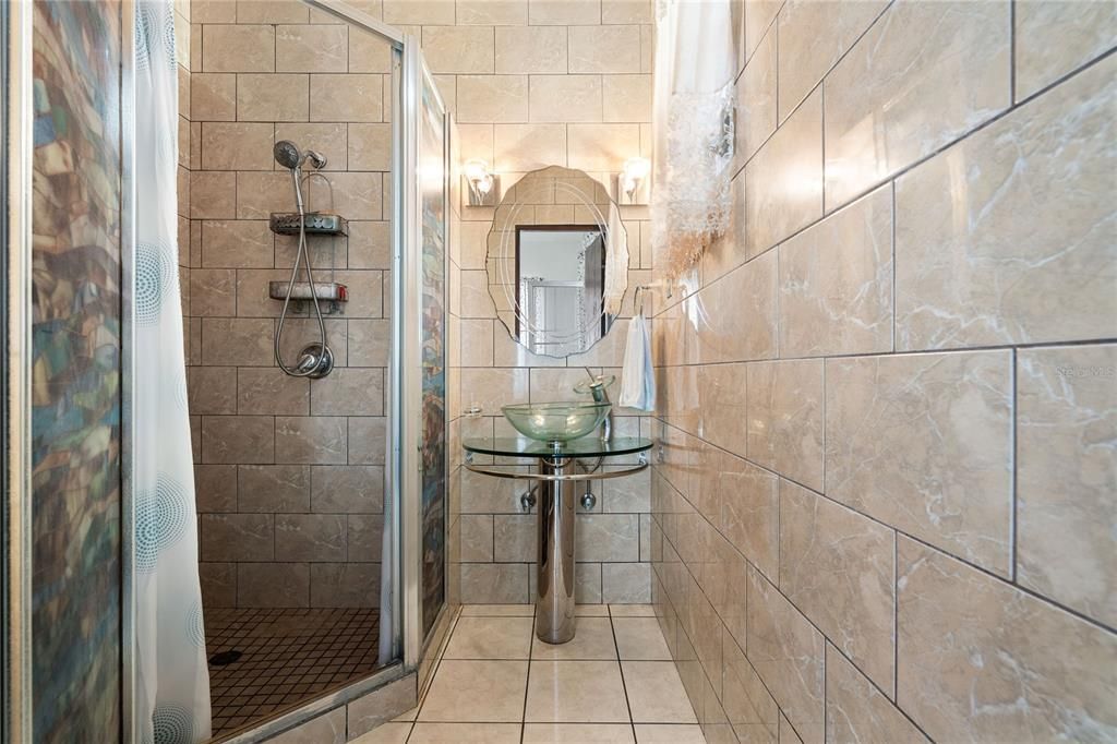 Под контрактом: $400,000 (6 спален, 4 ванн, 2100 Квадратных фут)