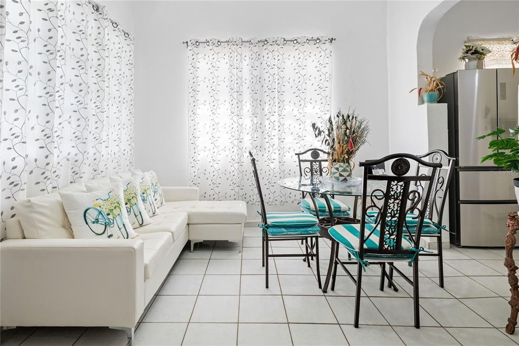 Под контрактом: $400,000 (6 спален, 4 ванн, 2100 Квадратных фут)