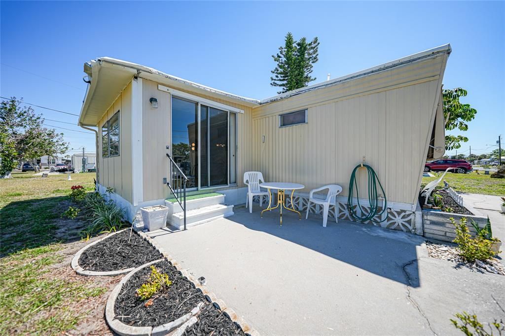 For Sale: $125,000 (2 beds, 1 baths, 672 Square Feet)