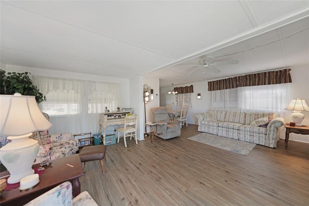 For Sale: $125,000 (2 beds, 1 baths, 672 Square Feet)