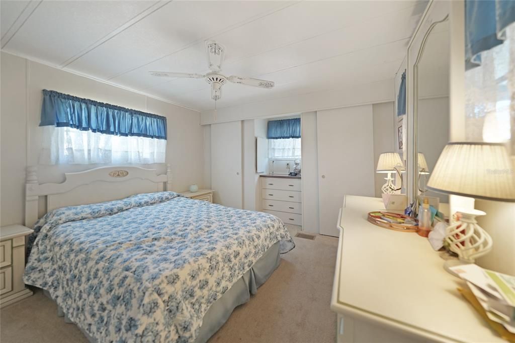 For Sale: $125,000 (2 beds, 1 baths, 672 Square Feet)