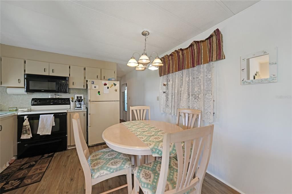 For Sale: $125,000 (2 beds, 1 baths, 672 Square Feet)