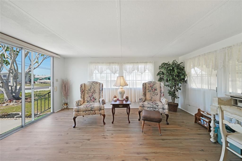 For Sale: $125,000 (2 beds, 1 baths, 672 Square Feet)