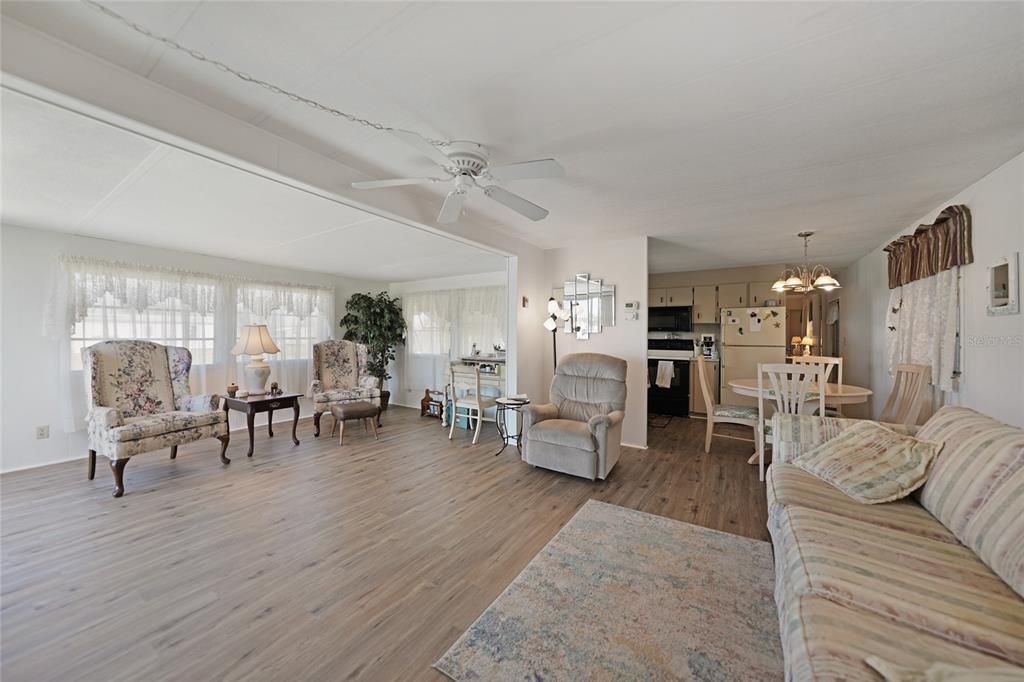 For Sale: $125,000 (2 beds, 1 baths, 672 Square Feet)