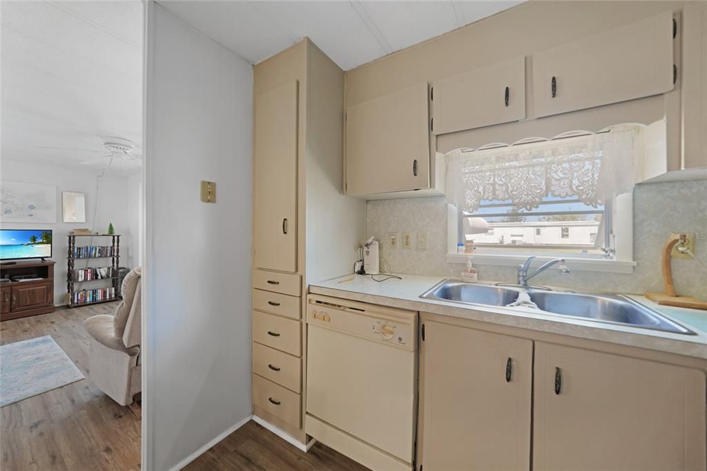 For Sale: $125,000 (2 beds, 1 baths, 672 Square Feet)