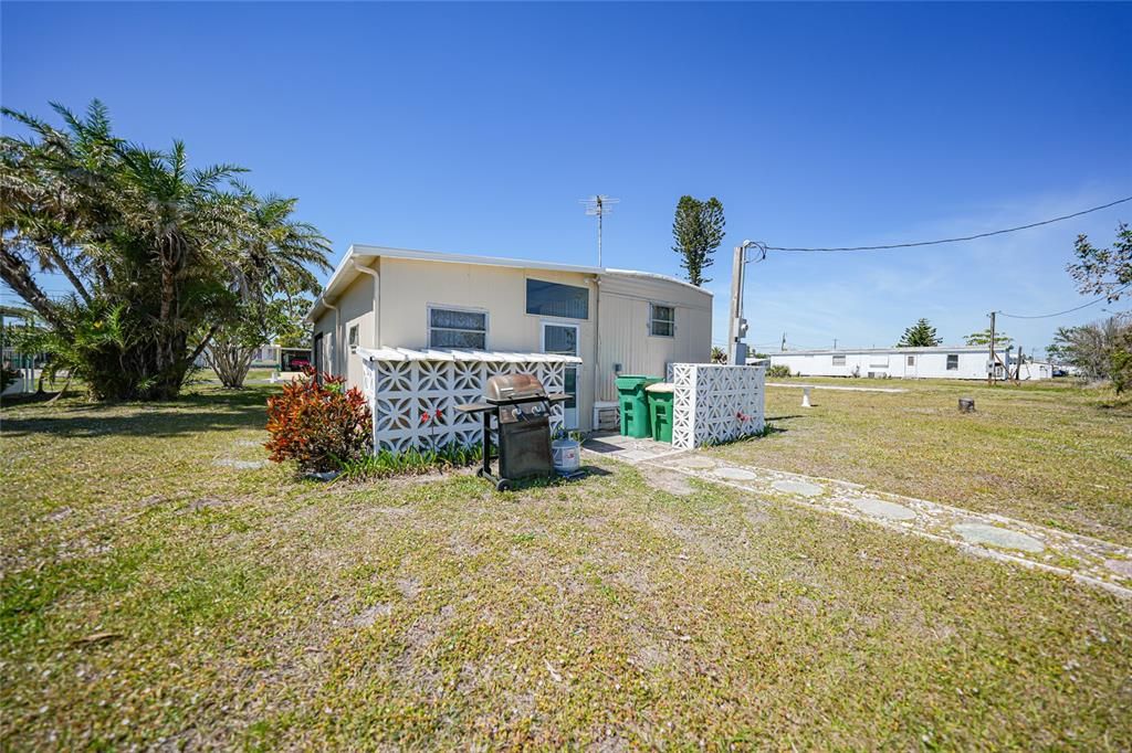 For Sale: $125,000 (2 beds, 1 baths, 672 Square Feet)