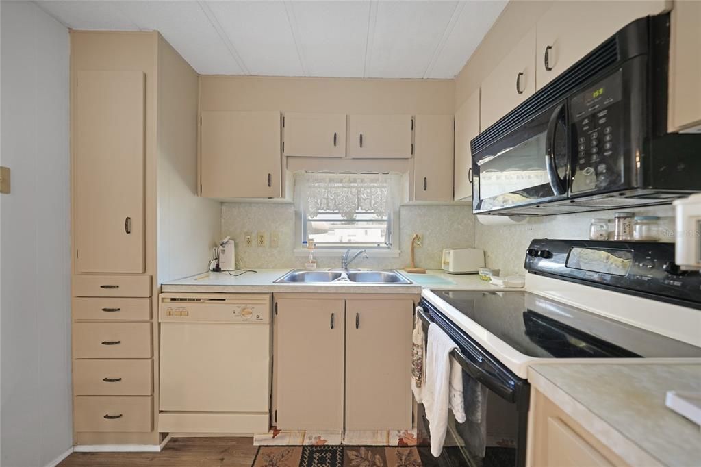 For Sale: $125,000 (2 beds, 1 baths, 672 Square Feet)