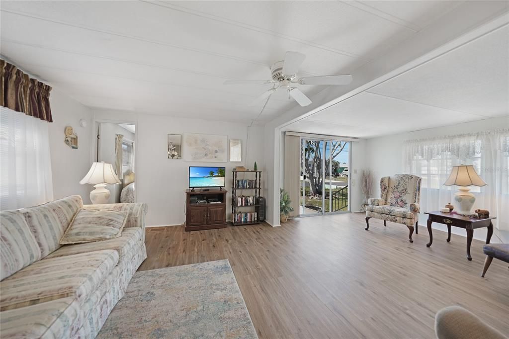 For Sale: $125,000 (2 beds, 1 baths, 672 Square Feet)