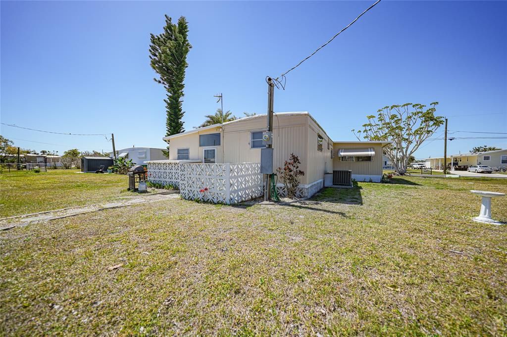 For Sale: $125,000 (2 beds, 1 baths, 672 Square Feet)