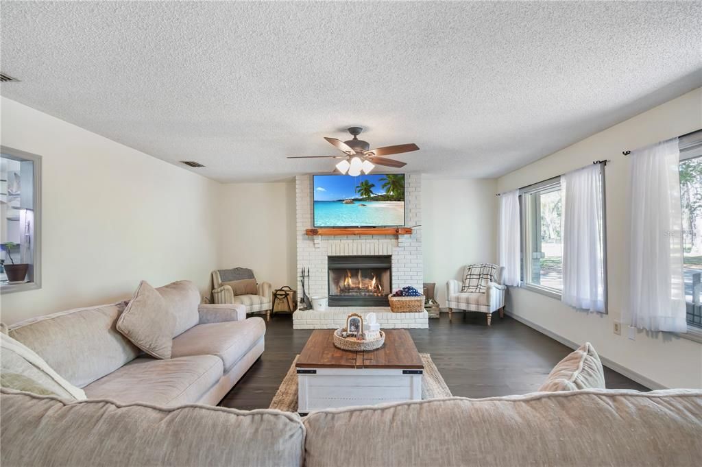 待售: $470,000 (3 贝兹, 2 浴室, 1992 平方英尺)