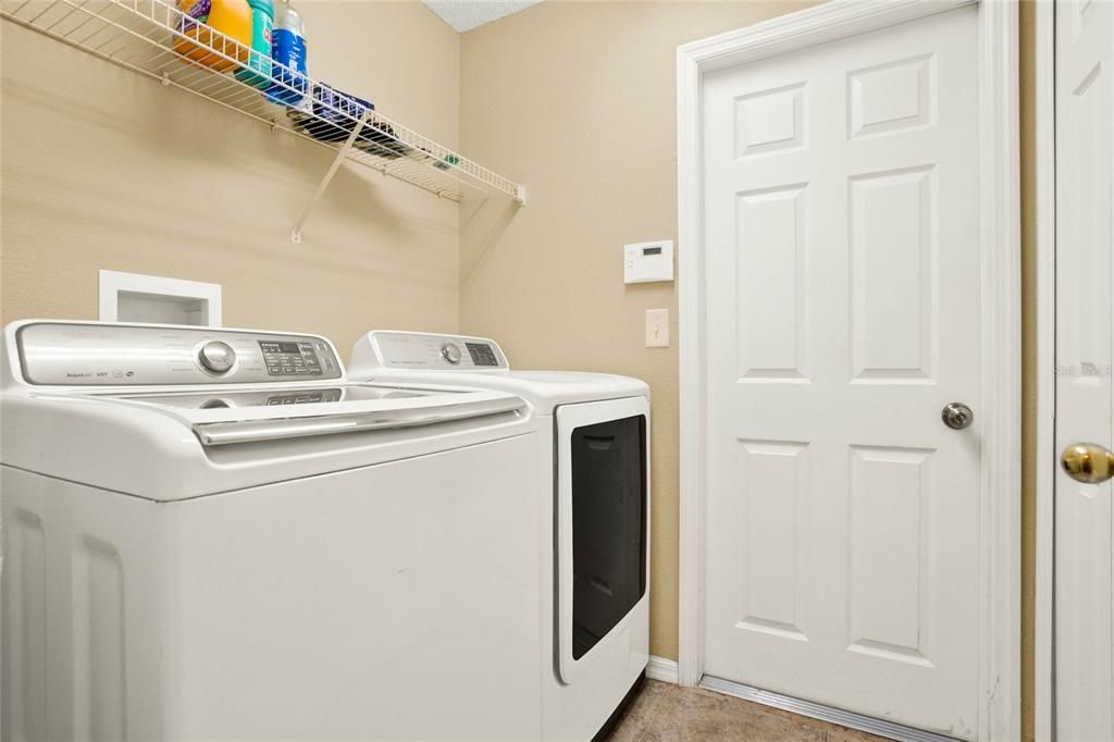 Laundry room with Closet