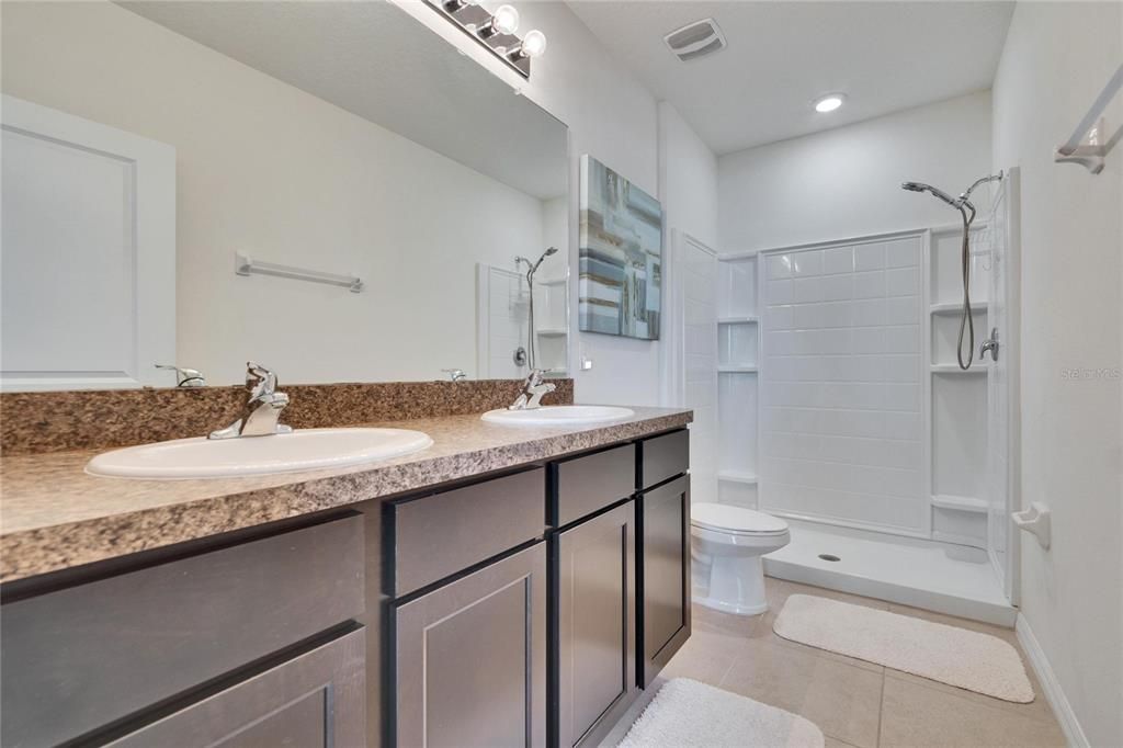 На продажу: $255,900 (3 спален, 2 ванн, 1707 Квадратных фут)