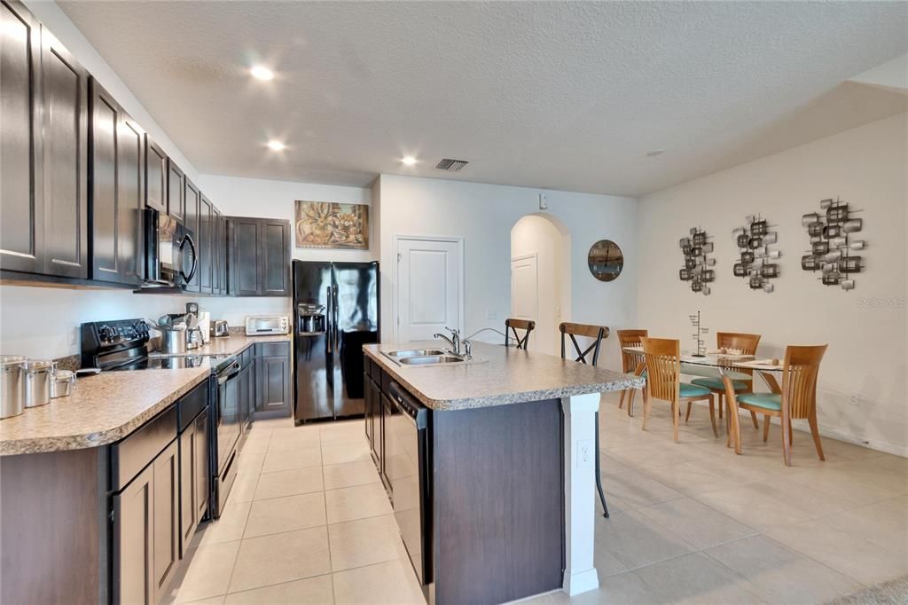 На продажу: $255,900 (3 спален, 2 ванн, 1707 Квадратных фут)